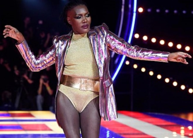 Müğənni moda həftəsində diqqət çəkdi - foto