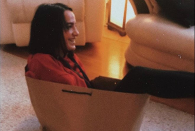 Aygün Rəhimova kağız zənbilin içərisinə girdi