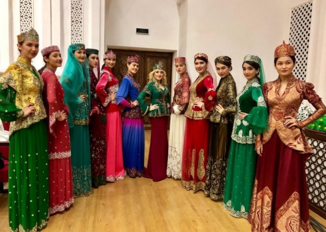 Gülnarə Xəlilova Beynəlxalq Milli Geyim Festivalında - foto