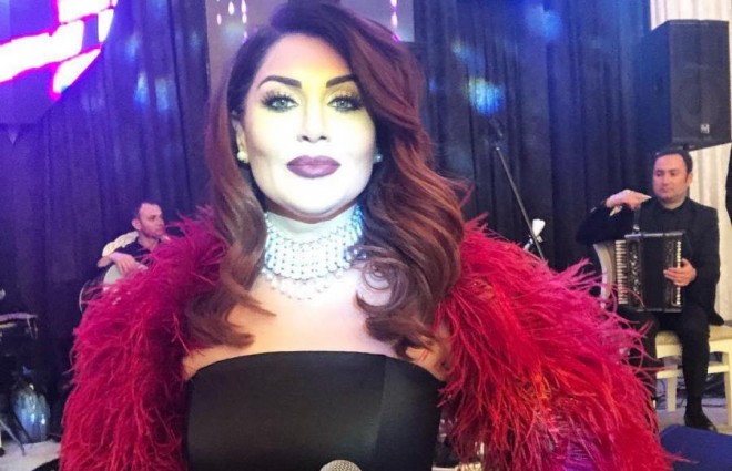 Xatun rəqqasənin şərəfinə mahnı oxudu - video