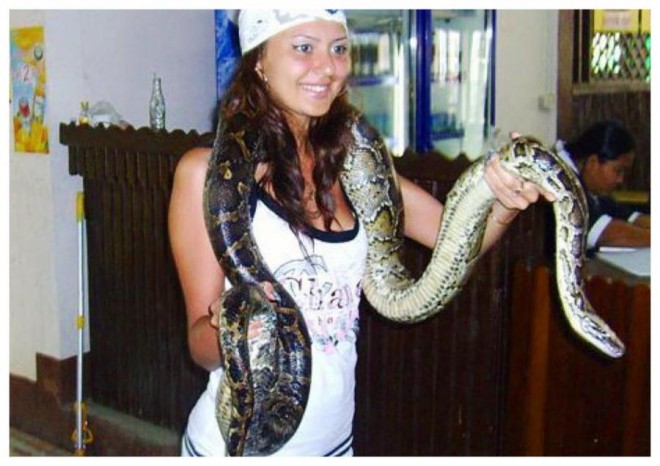 Oksananın boğazına ilan doladı