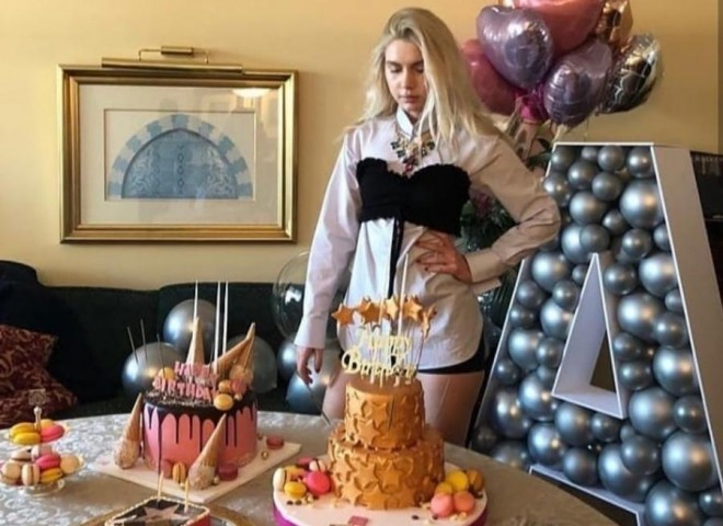 Aleyna Tilki ad günündə üç tort kəsdi