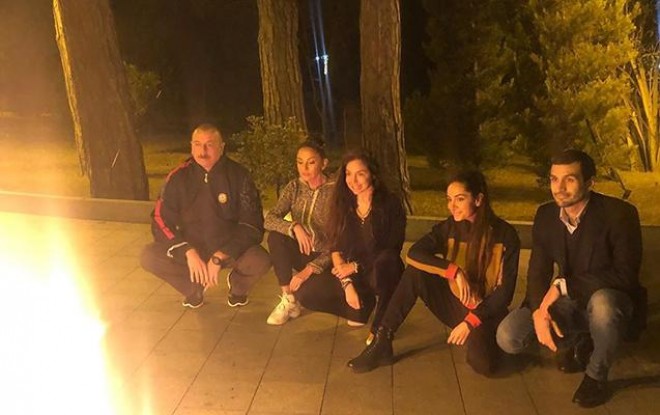 Prezident ailə üzvləri ilə tonqal ətrafında - foto