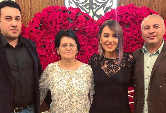 Tünzalə Ağayevanın ailəsi ilə fotosu&nbsp;
