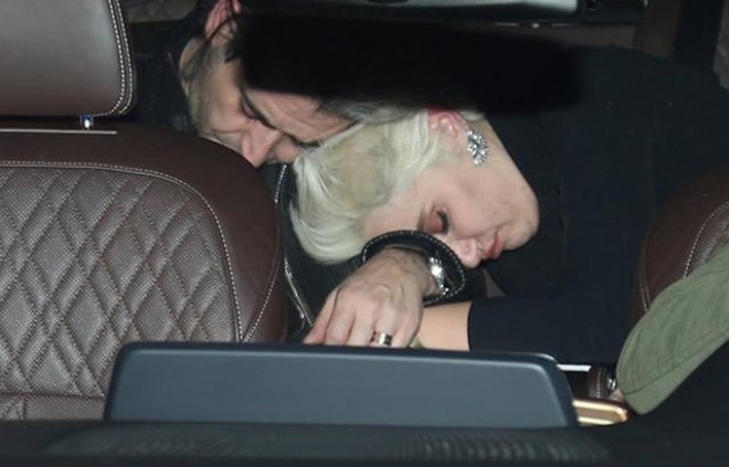 Aşpaz müğənninin evinə köçdü