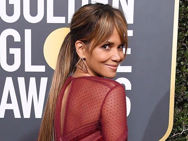 Aktrisa yarıçılpaq yemək bişirdi - foto