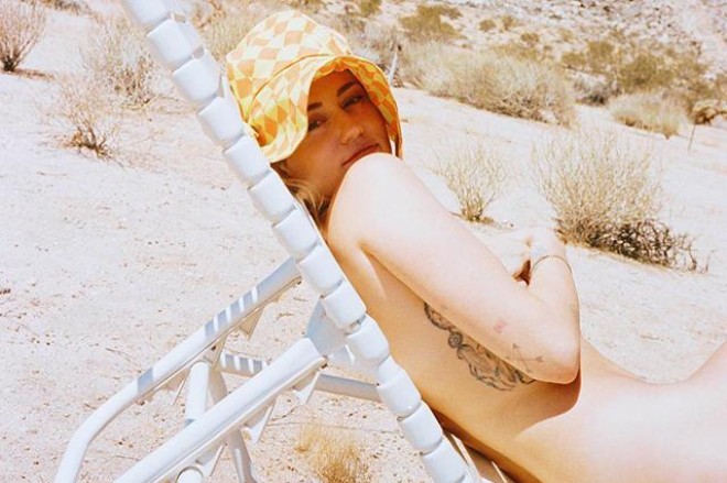 Səhrada lüt günəş vannası qəbul etdi