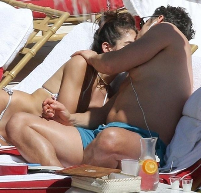 Aktyor sevgilisini öpməkdən doymadı&nbsp;