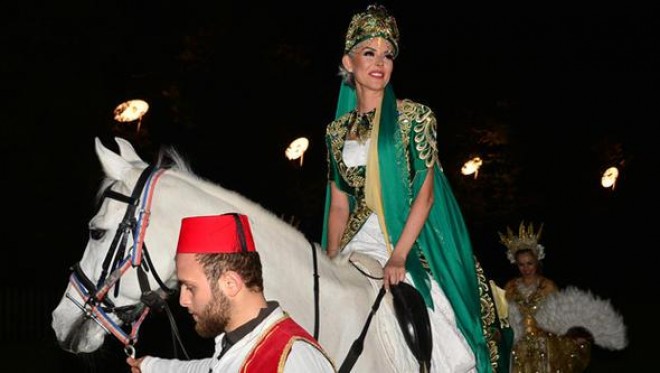 Model xına gecəsinə at belində gəldi - foto