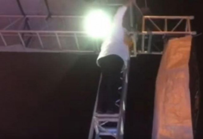 Dirəyə dırmaşıb mahnı oxudu - video