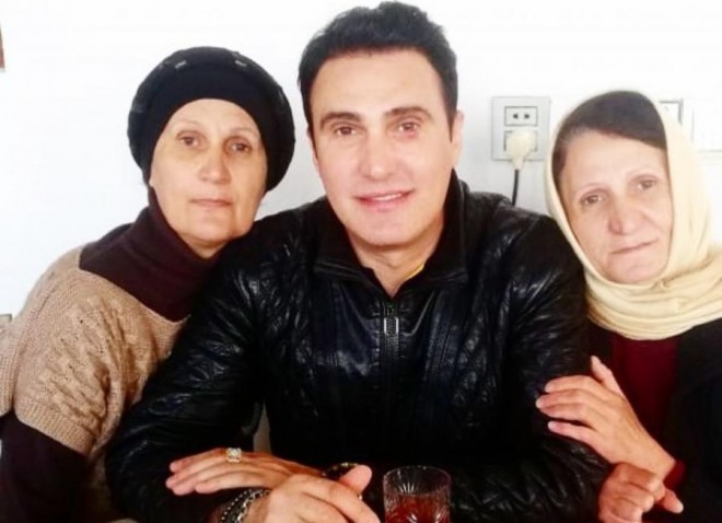 Nadir Qafarzadənin bacıları ilə fotosu