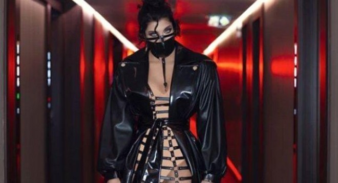 Deniz Akkaya qəribə geyimdə - foto