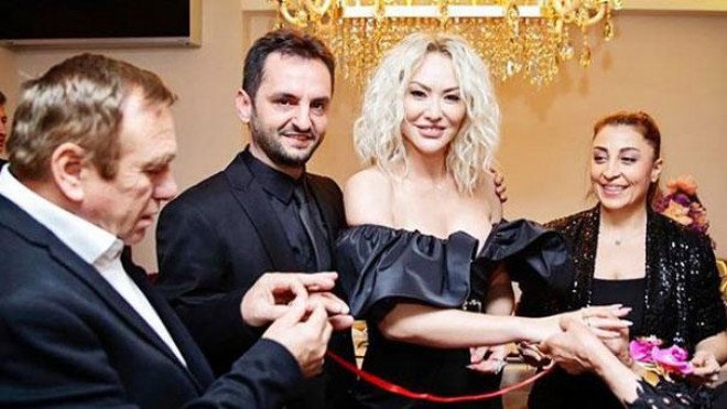 Müğənni 15 illik sevgilisi lə nişanlandı