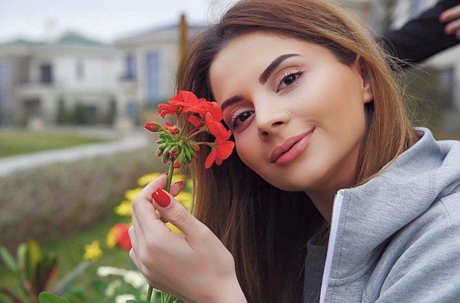 Ayişanın xoşbəxtliyi vulkan kimi püskürür