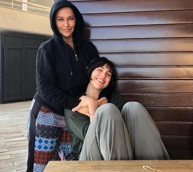 Hülya Avşar qızı ilə fotosunu paylaşdı