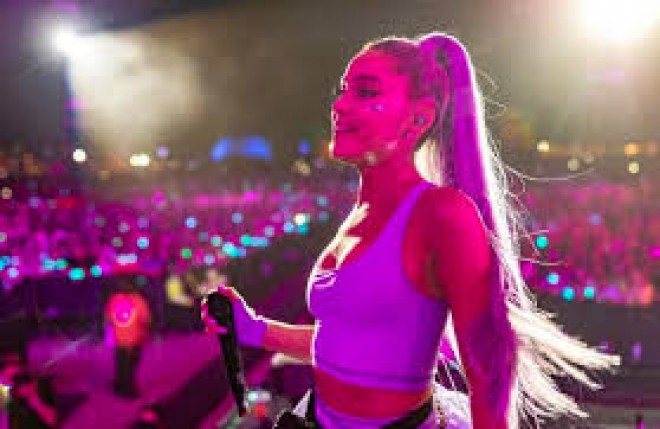 Tamaşaçı müğənniyə limon atdı