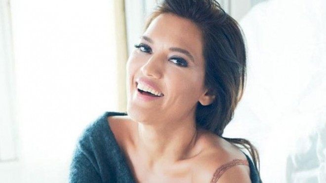 Demet Akalın gözündən əməliyyat olundu