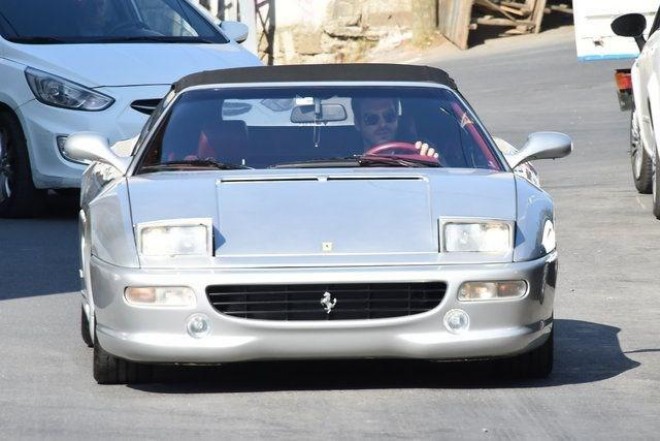 &nbsp;Kıvanç Tatlıtuğ “Ferrari” markalı maşın sürür