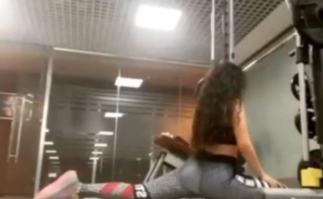 Səmra Rəhimli şpaqat açdı - video