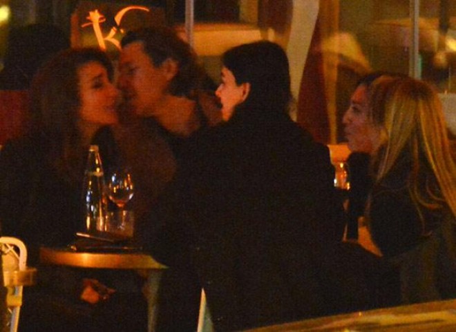 Modelyer öpüşməkdən doymadı - foto