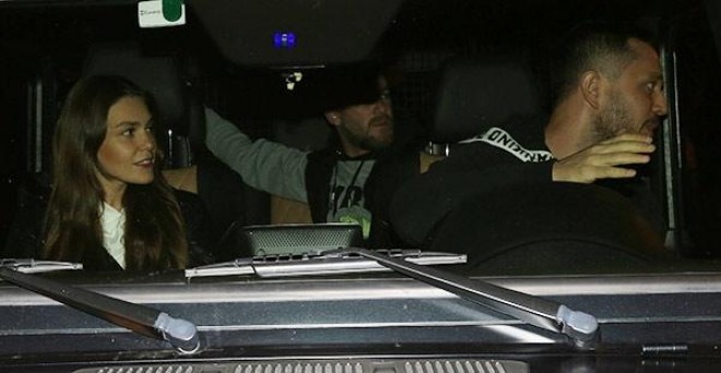 Maşının pəncərəsindən salam verdilər - foto