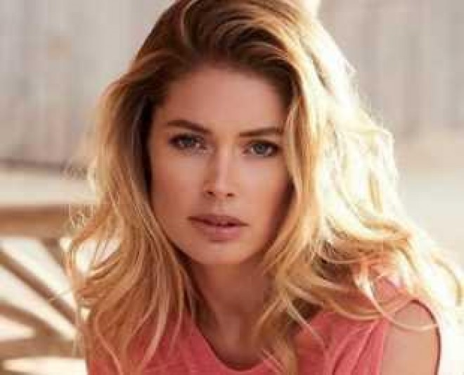 Model küçədə şou göstərdi