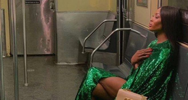 Model yaşıl rəngli paltarla göz oxşadı - foto