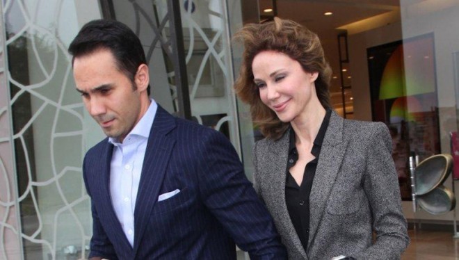 Model 8 yaş kiçik sevgilisini doyunca öpdü