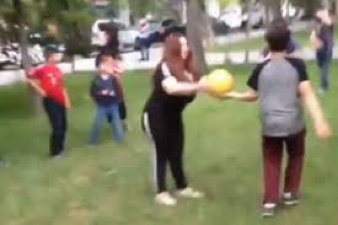 Naibə parkda "ortadaqaldı" oynadı - video