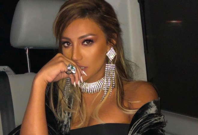 Röyanın evində lazer aparatı var