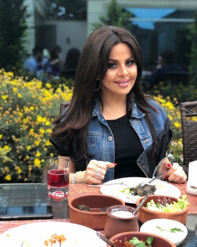 Mətanət saçını&nbsp;tünd rəngə boyatdı