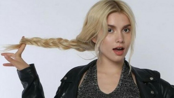 Müğənni anasının adına ev aldı