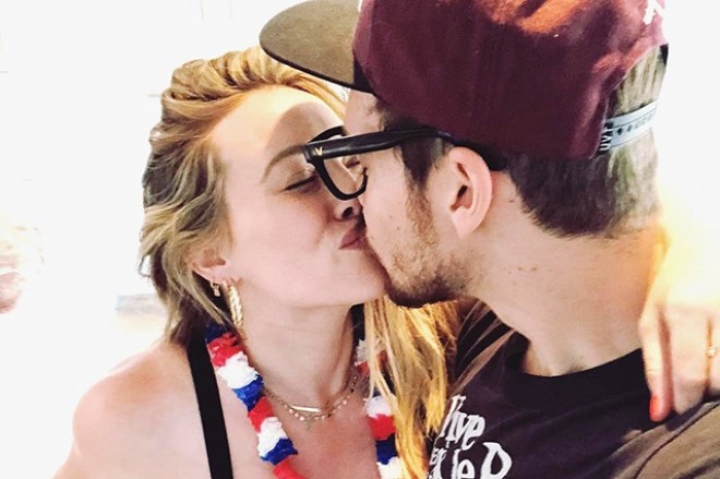 Aktrisa-model müğənni ilə nişanlandı