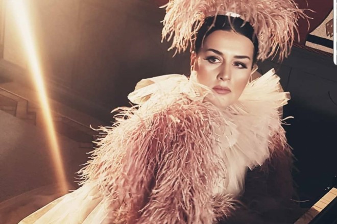 Elza özünü kök saymır