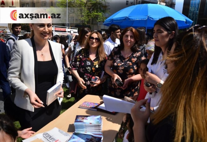 Roza Zərgərli küçədə kitab satdı