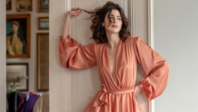 Nəsrin mini paltarda şəklini paylaşdı