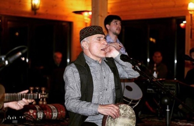 Alim Qasımov kilsədə azan oxudu - video