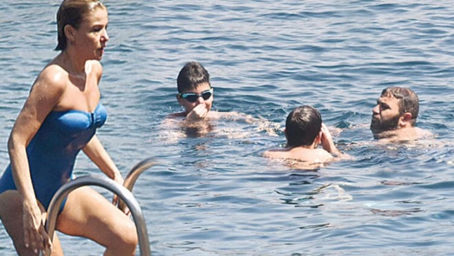 Gülben Ergen Bodrumda hovuzda - foto