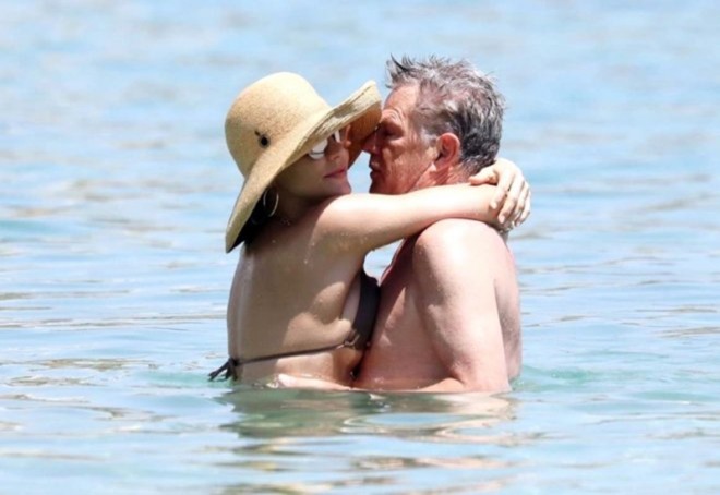 Müğənni nişanlısı ilə Yunanıstanda - foto