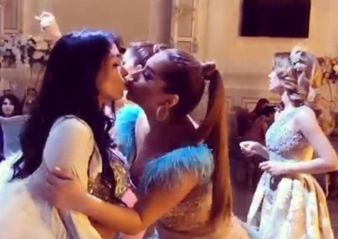 Xatirə rəqqasənin dodağından öpdü -&nbsp;video