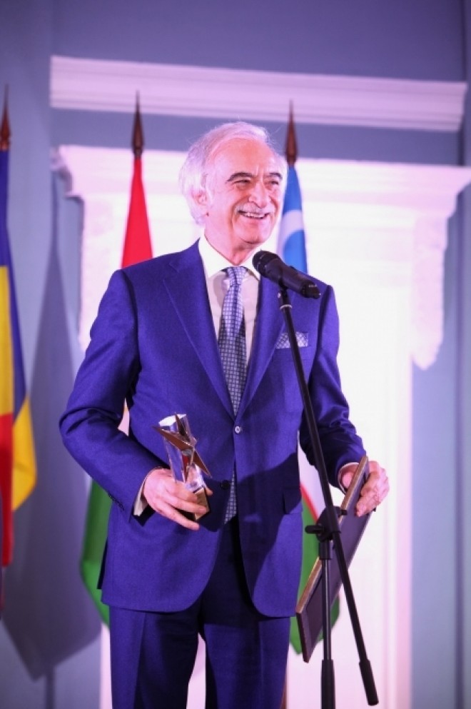 Polad Bülbüloğlu “Milli əzəmət”mükafatı aldı
