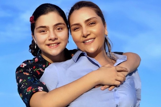 Zülfiyyə Xanbabayevanın qızı ilə fotosu