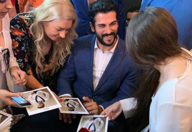 Burak Özçivit Rumıniyada izdihamla qarşılandı - foto