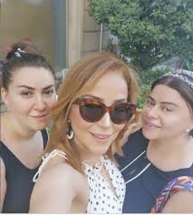 İradə İbrahimovanın bacıları ilə şəkli