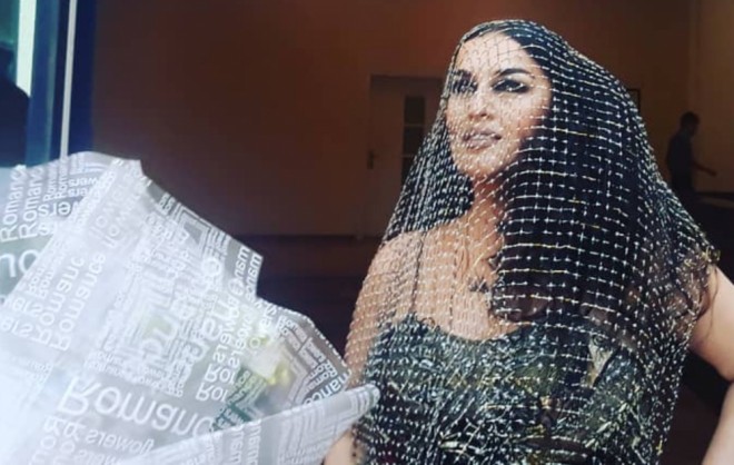 Elza üzünü tüllə bağladı - foto