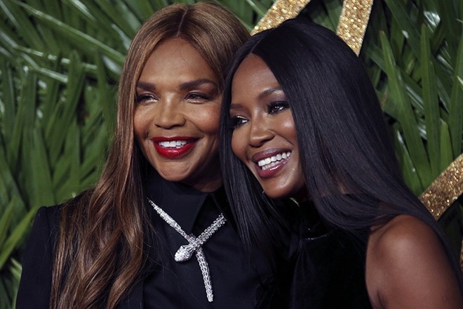 Modelin anası qızından geri qalmır - foto