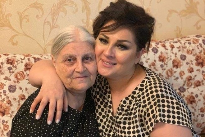 Aybəniz Haşımovanın qayınanası ilə fotosu