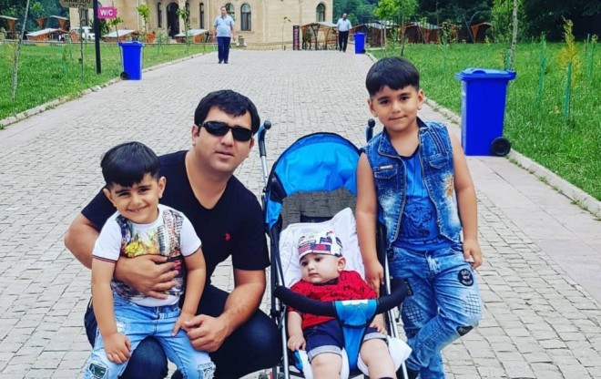 Əməkdar artist üç oğlu ilə təbiət qoynuda - foto