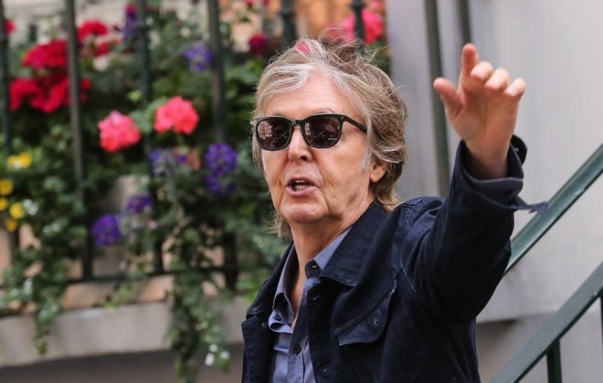 Pol Makkartni müzikl üzərində çalışır