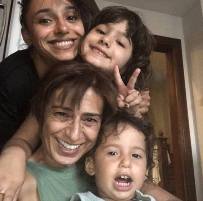 Yıldız Tilbe qızı və nəvələri ilə birgə